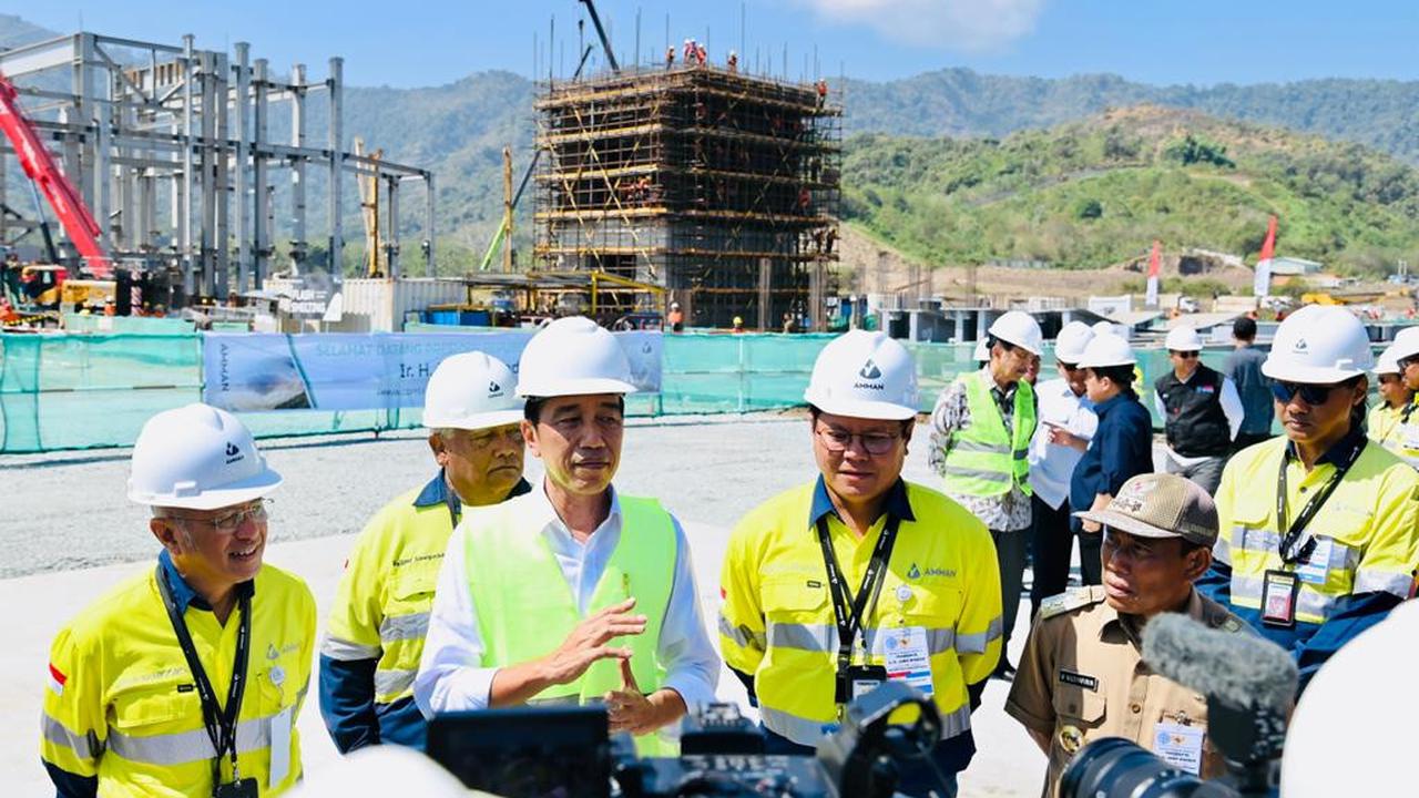 Presiden Joko Widodo atau Jokowi saat meninjau pembangunan smelter PT Amman Mineral Nusa Tenggara (AMNT) di Kabupaten Sumbawa Barat, Provinsi Nusa Tenggara Barat (NTB).