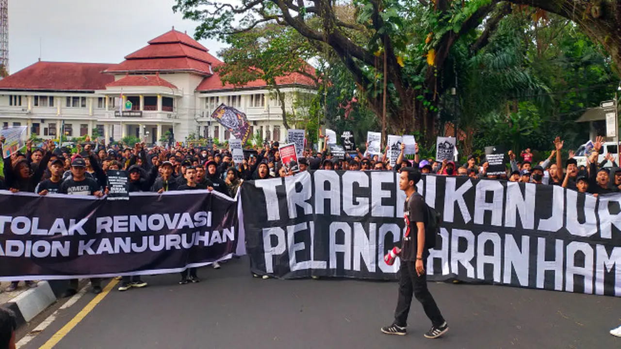 Keluarga Korban dan Seribuan Massa Aksi Kamisan Tuntut Keadilan Tragedi Kanjuruhan