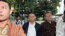 Richard Joost Lino didampingi kuasa hukumnya berjalan masuk kedalam gedung KPK, Jakarta, Jumat (5/2). RJ Lino diperiksa terkait dugaan kasus korupsi pengadaan quay container crane (QCC) tahun 2010. (Liputan6.com/Helmi Afandi)