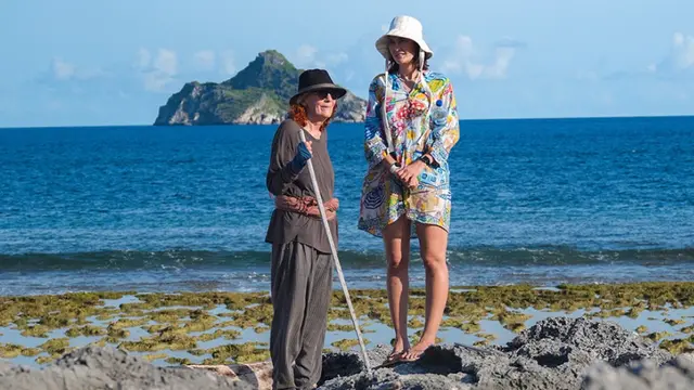 Luna Maya Liburan ke Pulau Rote bersama ibunda tercinta. [@lunamaya]