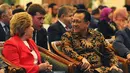 Ketua Majelis Federasi Rusia, Valentina Ivanovka Matviyeko (kiri) saat berbincang dengan Ketua DPD, Irman Gusman, Jakarta, Rabu (12/11/2014). (Liputan6.com/Andrian M Tunay)