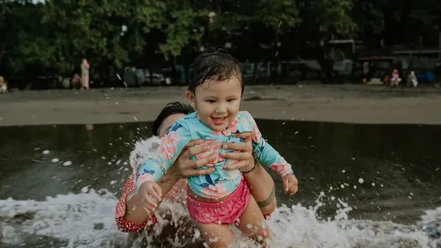 6 Momen Liburan Keluarga Kecil Sharena dan Ryan Delon, Seru Bareng Anak