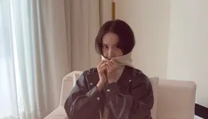 Fashion Yoona SNSD Padu Padan Jaket Kulit dan Hoodie Bernuansa Musim Gugur