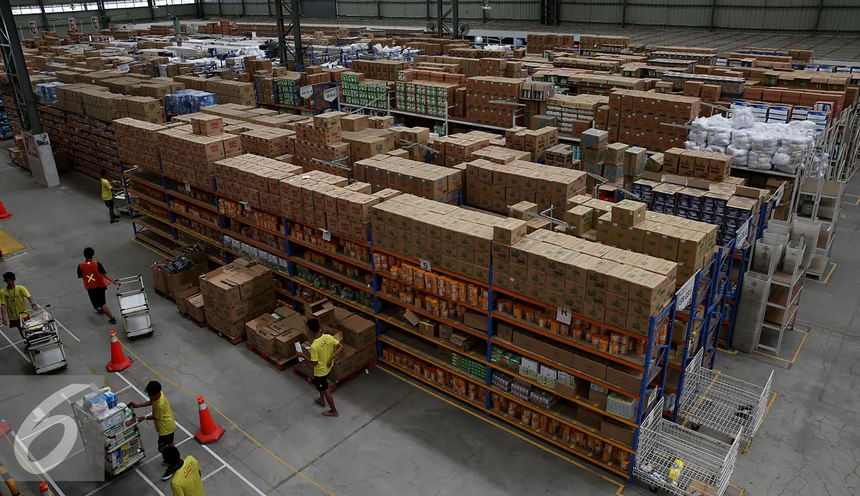 Suasana di gudang milik Lazada Online Shop jelang Hari Belanja Online Nasional (Harbolnas), Jakarta, Jumat (9/12). Harbolnas yang jatuh pada 12 Desember 2016 dimanfaatkan situs belanja online untuk menarik banyak pembeli. (Liputan6.com/Johan Tallo)