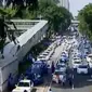 Ribuan pengemudi angkutan umum turun ke jalan menuntut angkutan berbasis aplikasi online ditutup.