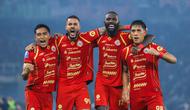 Para pemain Persija Jakarta, merayakan gol yang dicetak oleh Eksel Runtukahu ke gawang Persebaya Surabaya pada laga pekan ke-27 BRI Super League di Stadion Utama Gelora Bung Karno, Jakarta, Sabtu (11/4/2026). (Bola.com/Bagaskara Lazuardi)