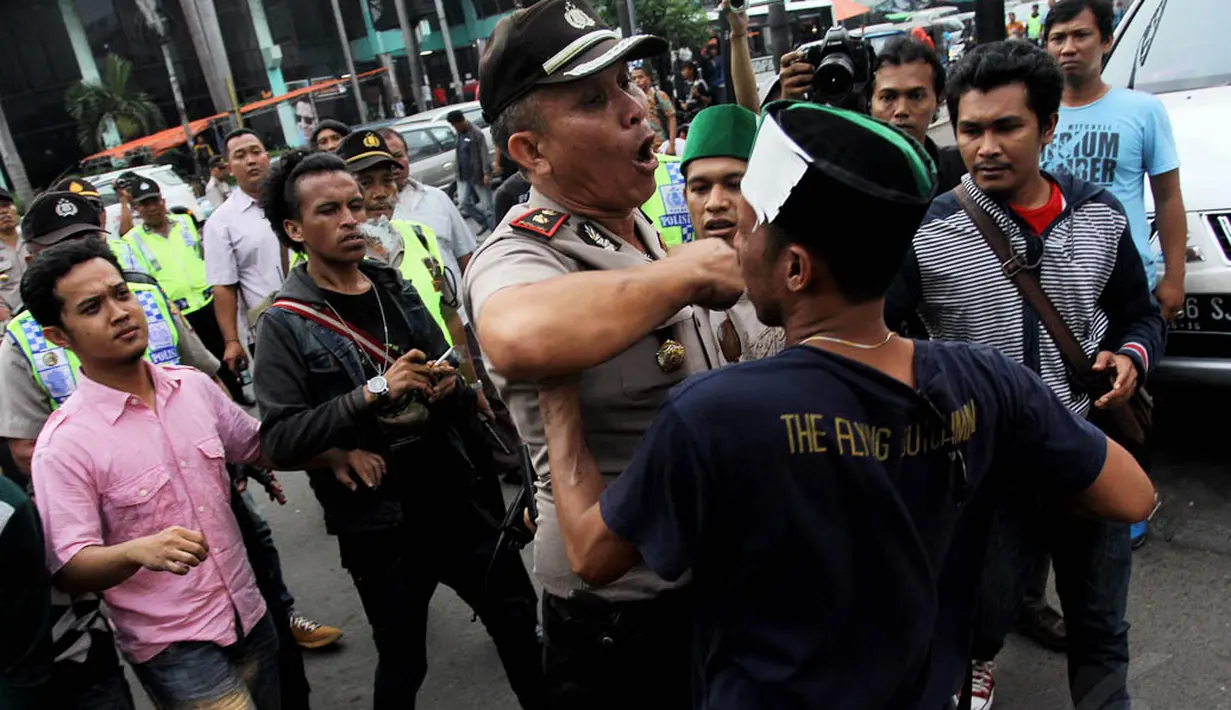 Polisi yang berusaha membubarkan aksi unjuk rasa tersebut pun mendapat perlawanan dari massa, Jakarta, Selasa (18/11/2014). (Liputan6.com/Faizal Fanani) 