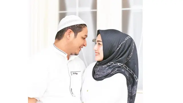 7 Potret Mesra Pasha 'Ungu' dan Istri, Kenang 9 Tahun Pernikahan