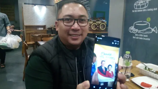Kiki Gumelar, CEO PT Tama Cokelat Indonesia menunjukan chocodot edisi khusus SBY dan Ani Yudhoyono saat kunjungan November 2018 lalu