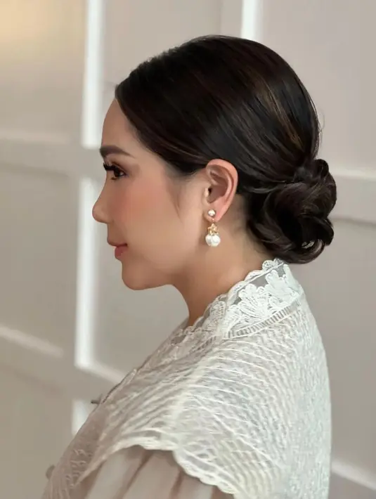 Sedangkan untuk rambut, Nagita Slavina mempercayakannya kepada seorang penata rambut Rangga Yusuf. Rambutnya ditata dengan gaya classic bun atau sanggul rendah yang menghadirkan sleek-look. [Foto: Instagram/pecintaladygigi]