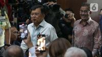 Wakil Presiden ke-10 dan ke-12 Jusuf Kalla (JK) sesaat sebelum memberikan keterangan pada sidang kasus dugaan korupsi dengan terdakwa Direktur Utama (Dirut) PT Pertamina (Persero) periode 2009—2014 Galaila Karen Kardinah alias Karen Agustiawan di Pengadilan Tindak Pidana Korupsi (Tipikor), Jakarta, Kamis (16/5/2024). (Liputan6.com/Herman Zakharia)