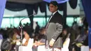 Mendikbud Anies Baswedan mengenakan baju adat daerah saat upacara peringatan Hari Pendidikan Nasional 2016 di Kemendikbud, Jakarta, Senin (2/5).  Upacara diikuti pegawai Kemendikbud dan perwakilan sekolah-sekolah di Jakarta. (Liputan6.com/Faizal Fanani)