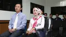 Istri Donny Kesuma, Yuni Indriyati, didampingi pengacaranya usia menjalani sidang lanjutan perceraian di Pengadilan Agama Bekasi, Senin (10/7). Sidang yang tidak dihadiri Donny itu akan kembali digelar 24 Juli mendatang. (Liputan6.com/Herman Zakharia)