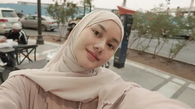 Jalani Umrah saat Ramadan, Gaya Dinda Hauw dan Rey Mbayang Buka Puasa di Madinah