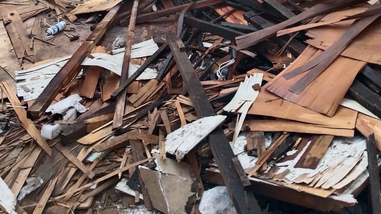 Tumpukan kayu dan paralon bekas renovasi di kawasan gedung Mabes Polri.