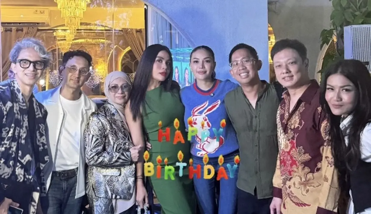 Melaney Ricardo juga hadir, ia tampil feminim dengan dress sleeveless hijau dipadukan stiletto heels hitam sambil membawa handbag silver. [@melaney_ricardo]