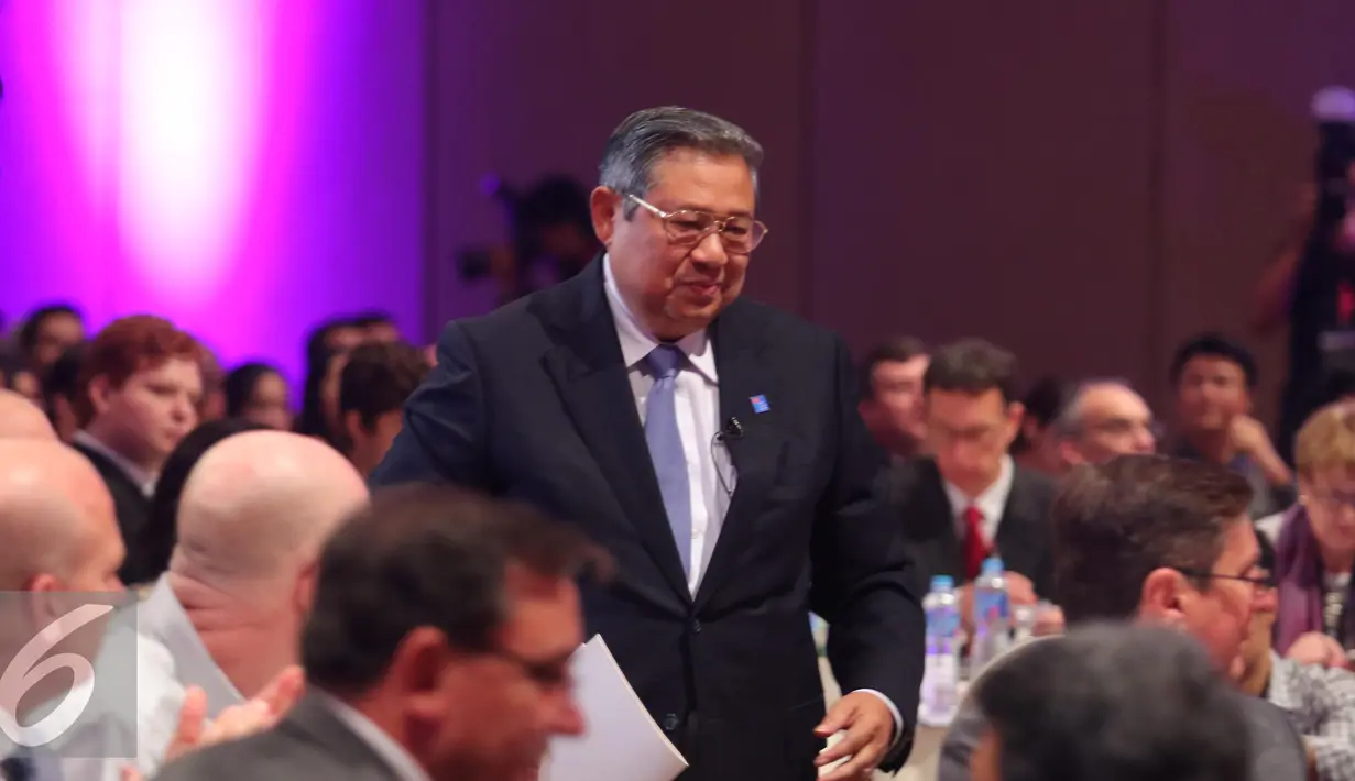 Presiden RI ke-6, Susilo Bambang Yudhoyono saat menghadiri konferensi internasional 'In The Zone' di Jakarta, Sabtu (14/5). Konferensi bertema 'Feeding The Zone' itu membahas permasalahan dan tantangan sektor agrikultur. (Liputan6.com/Angga Yuniar)