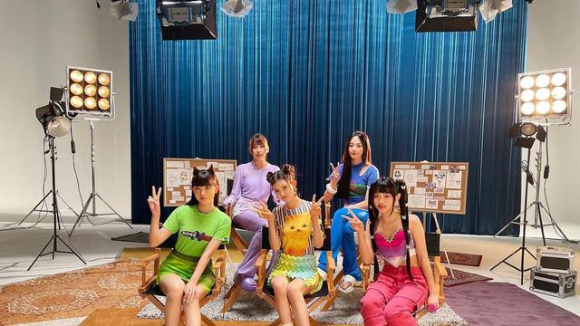 Intip deretan outfit New Jeans yang kini menjadi trendsetter.