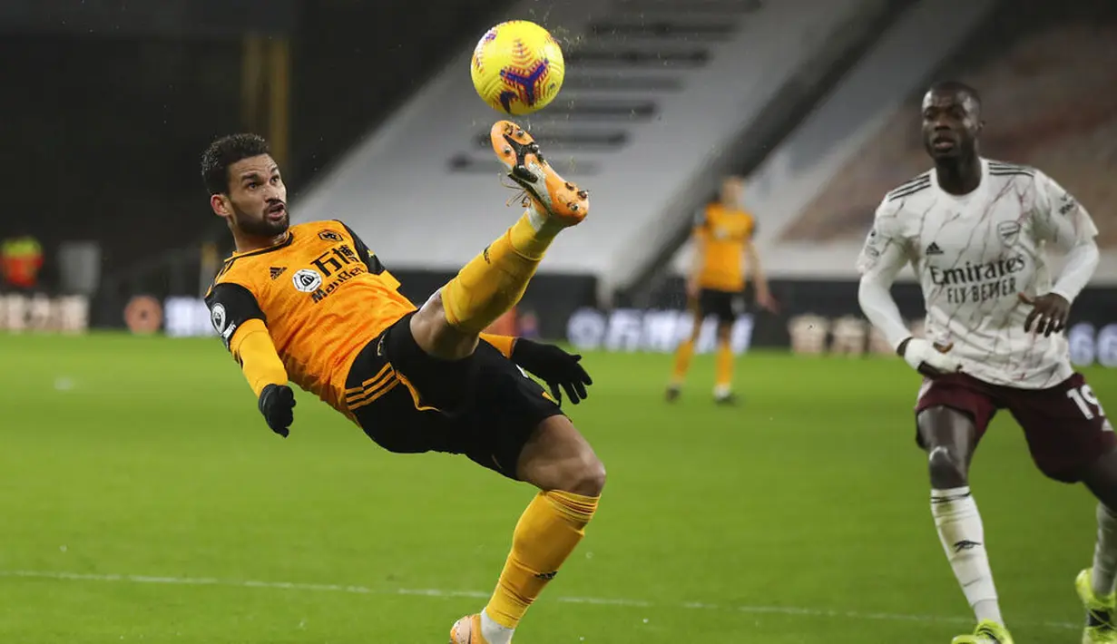 Pemain Wolverhampton Wanderers, Willian Jose, menendang bola saat melawan Arsenal pada laga Liga Inggris di Stadion Molineux, Selasa (2/2/2021). Arsenal takluk dengan skor 2-1. (Nick Potts/Pool via AP)