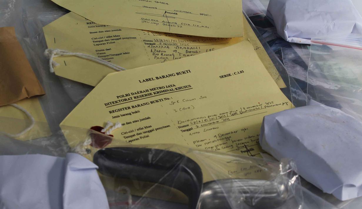 Salah satu barang bukti pengungkapan kasus praktik aborsi illegal yang diperlihatkan saat rilis di Mapolda Metro Jaya, Jakarta, Rabu (17/12/2025). (merdeka.com/magang/Rendi Saputra)