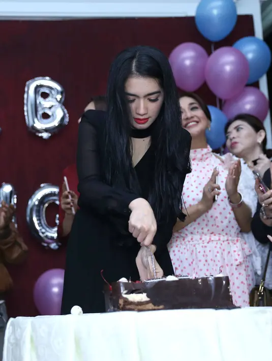 Janda dua anak ini sangat bersyukur atas semua yang ia dapatkan selama ini, terutama di ulang tahunnya kali ini. Menurutnya ia sangat beruntung lantaran masih banyak yang sayang padanya. (Nurwahyunan/Bintang.com)