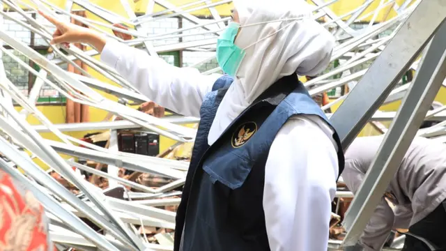 Khofifah meninjau dampak gempa Malang. (Dian Kurniawan/Liputan6.com)