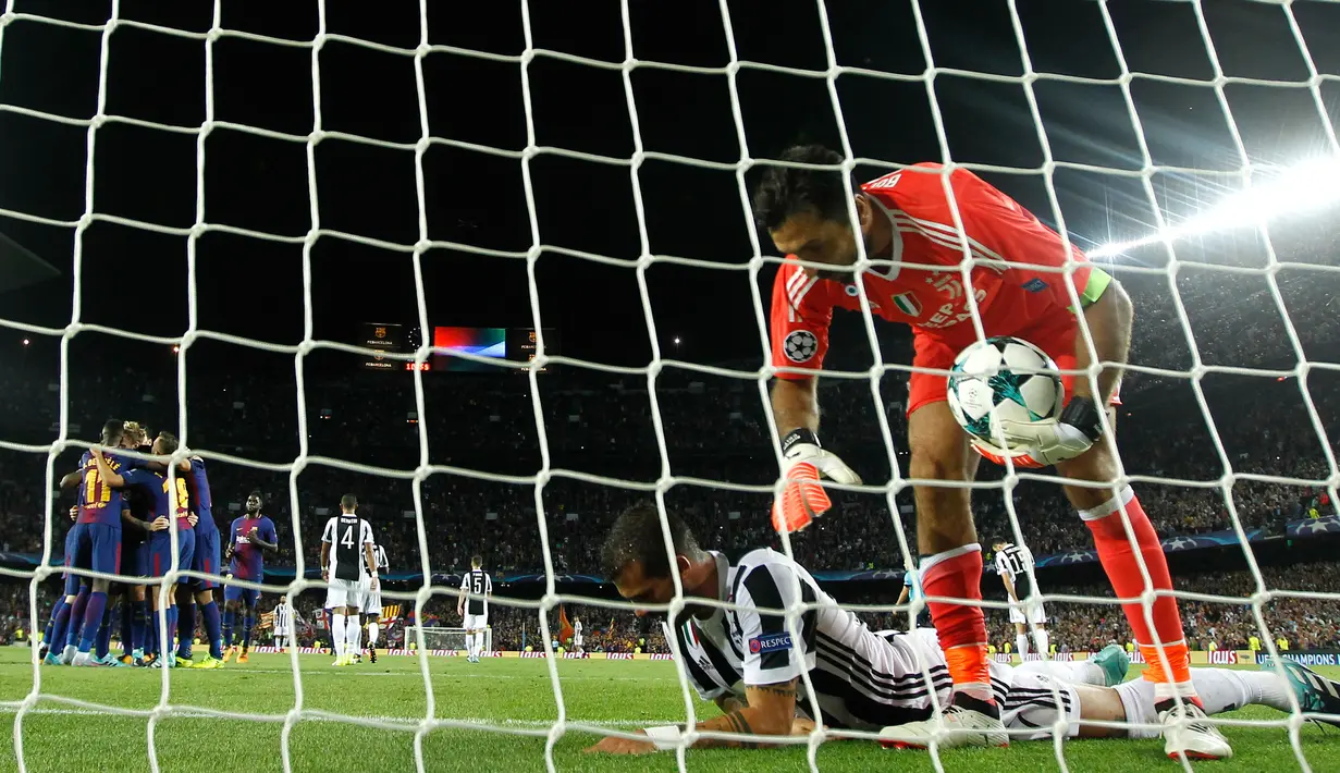 Pemain Juventus, Paulo Dybala berekasi setelah Barcelona mencetak gol ke gawang mereka pada babak penyisihan Grup D Liga Champions di Camp Nou, Selasa (13/9). Barcelona melibas Juventus dengan skor telak 3-0. (AP Photo/Manu Fernandez)