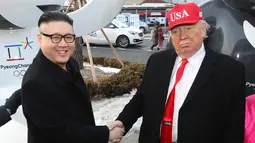 Dua pria berpakaian seperti pemimpin Korea Utara Kim Jong Un (kiri) bersalaman dengan Presiden AS, Donald Trump saat menghadiri upacara pembukaan Olimpiade Pyeongchang 2018 di Pyeongchang, Korea Selatan (9/2). (Jo Hyun-woo / Yonhap via AP)