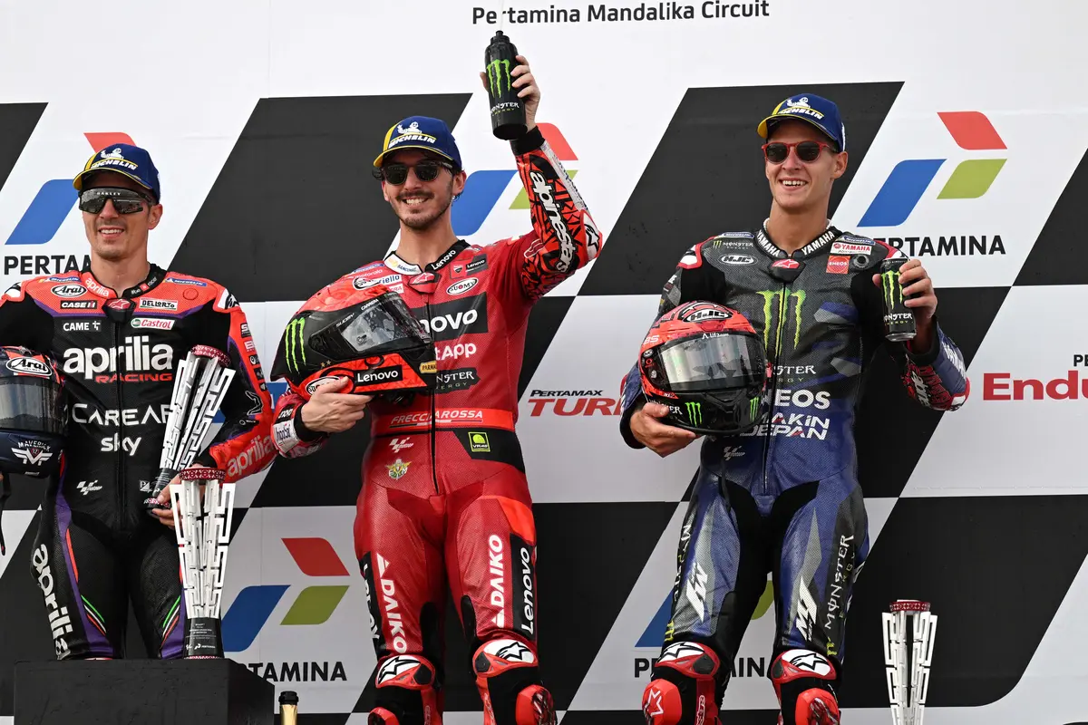 Foto: Trio Pinjam Dulu Seratus Berhasil Naik Podium di MotoGP Mandalika 2023, Maverick Vinales Selebrasi Pakai Kostum Batman