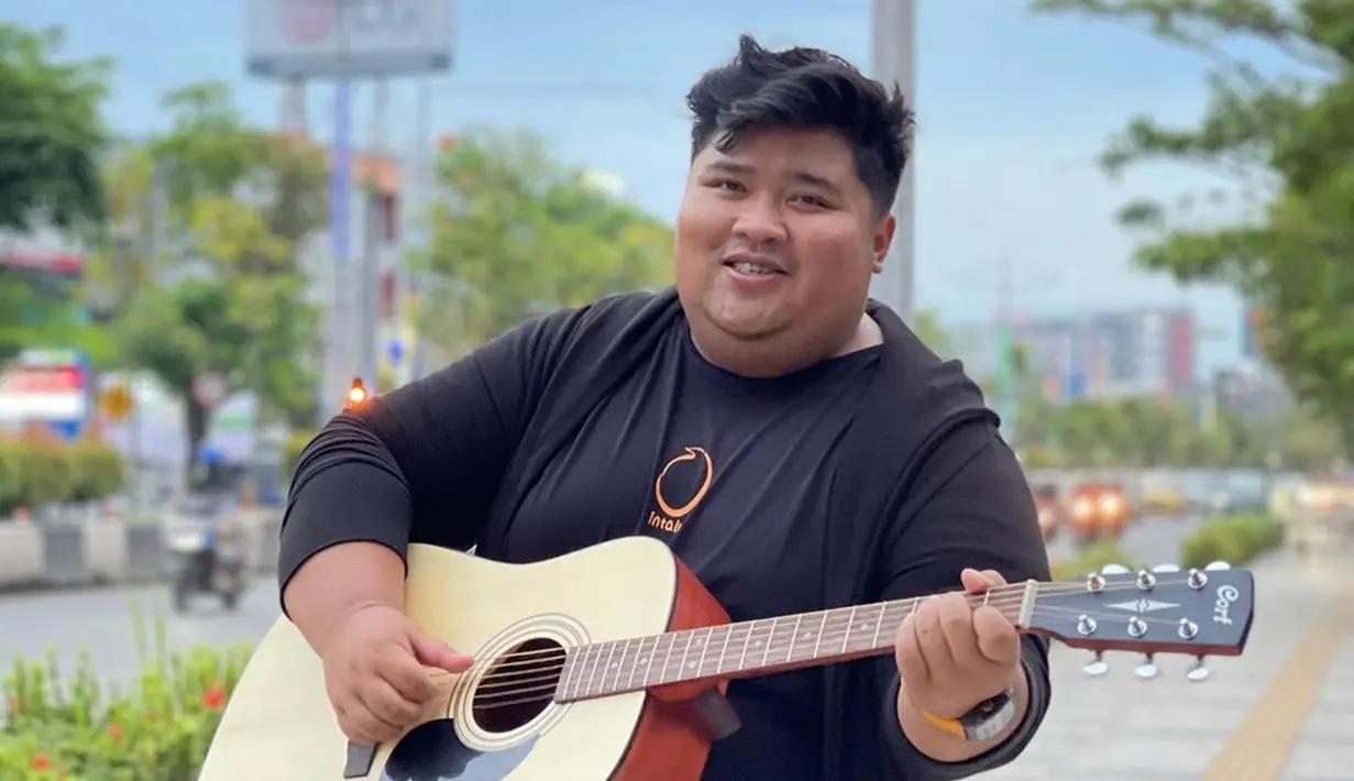 Kini Tommy Kaganangan alih profesi jadi musisi. Ia sudah rilis beberapa lagu seperti berjudul Cinta Tahalang Jujuran. Tommy Kaganangan memiliki suara merdu sehingga meninggalkan dunia akting untuk alih profesi menjadi penyanyi. (Liputan6.com/IG/tommykaganangan15)