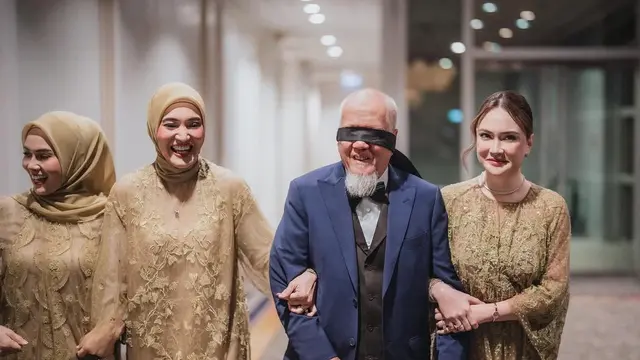 Shandy Aulia Bersama Ketiga Kakak Muslimnya saat Rayakan Ulang Tahun sang Ayah. [@shandyaulia]