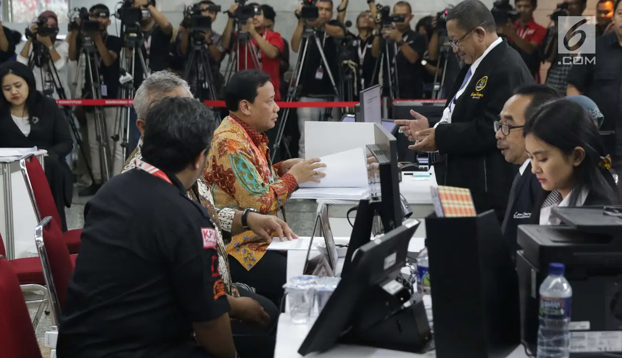 Ketua Bawaslu RI, Abhan (tengah) saat menyerahkan alat bukti untuk menghadapi perselisihan hasil Pilpres 2019 di Gedung Mahkamah Konstitusi, Jakarta, Rabu (12/6/2019). Bawaslu menyerahkan 134 alat bukti serta keterangan setebal 151 halaman. (Liputan6.com/Helmi Fithriansyah)