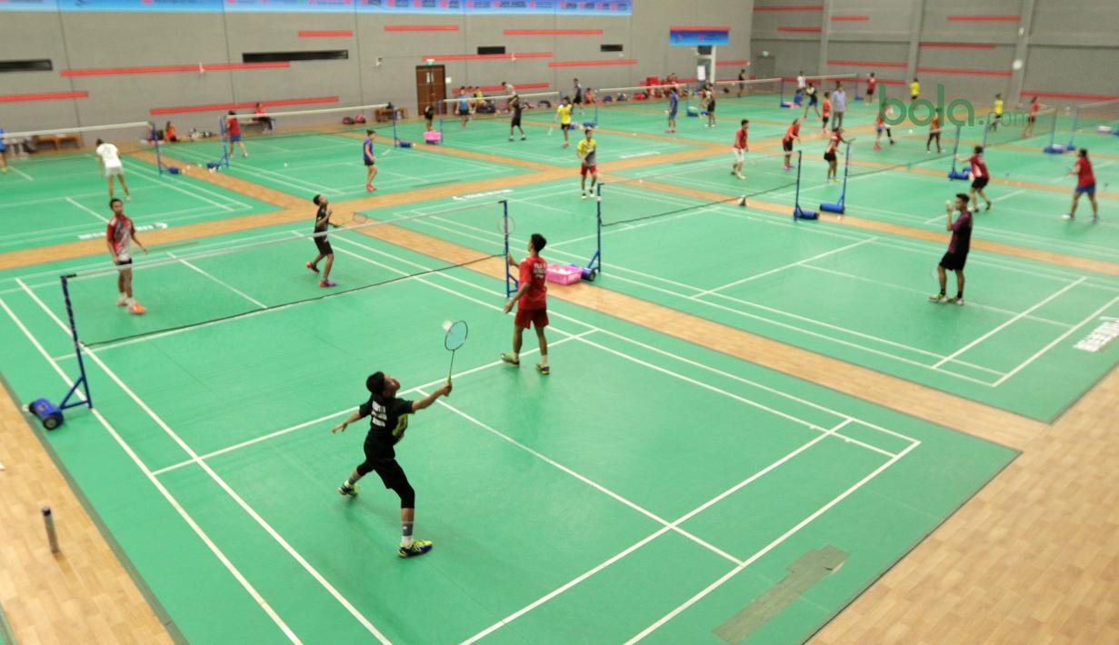 Suasana latiah di GOR PB Jaya Raya, Pd. Sawah Indah, Sawah Lama (23/3/2018). PB Jaya Raya tengah menyiapkan diri untuk kejuaraan Junior Grand Prix 3-8 April 2018. (Bola.com/Nick Hanoatubun)