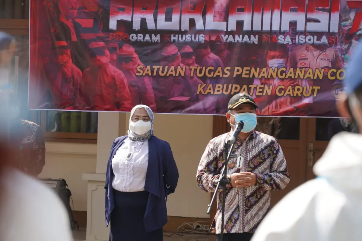Bupati sekaligus Ketua Satgas Covid-19 Garut Rudy Gunawan saat melakukan launching program Proklamasi dalam upaya pencegahan dan pengendalian Covid-19 di Garut, Jawa Barat.