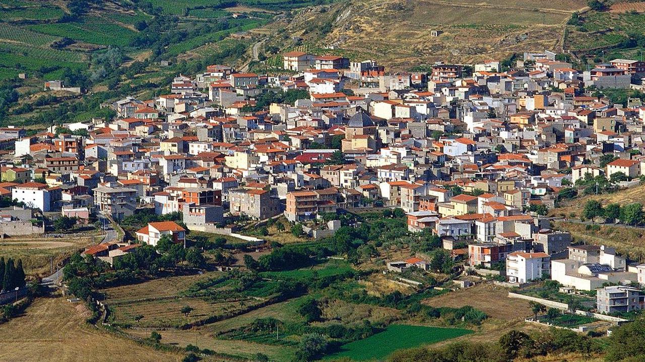 Kota Ollolai di kawasan Mediterania Italia yang menawarkan penjualan rumah seharga Rp 17.000 per unit - AP