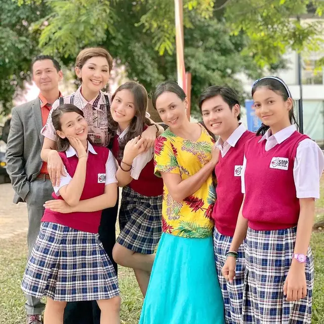 Jadi Ibu dan Anak di Sinetron, Ini 6 Potret Kebersamaan Rey Bong dan Ria Probo