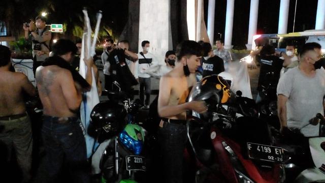 Polisi mengamankan 70 orang anggota geng motor saat konvoi di Kota Bogor, Jawa Barat, Kamis (28/4/2022) malam