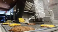 Flippy, robot pembuat burger. Dok: interestingengineering.com