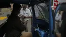 Seorang pekerja memindai kode QR sebelum mengisi bensin ke kendaraan di sebuah pompa bensin di Kolombo, Sri Lanka, Senin, 1 Agustus 2022. Sri Lanka memperkenalkan distribusi bahan bakar menggunakan kode QR pada hari Senin sebagai bagian dari penerapan kuota mingguan untuk pengendara. (AP Photo/Eranga Jayawardena)