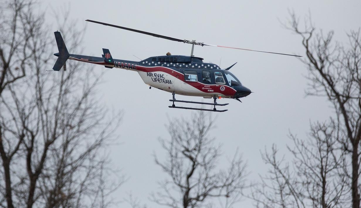 Helikopter Lifteam Air-Evac berangkat dari SMA Marshall County High School di Benton, Kentucky, Amerika Serikat, Selasa (23/1). Polisi mengamankan remaja lelaki berusia 15 tahun dalam penembakan mematikan tersebut. (Ryan Hermens / Matahari Paducah via AP)