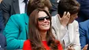 Duchess of Cambridge Kate Middleton tampak mengenkaan kacamata hitam saat menyaksikan pertandingan antara Andy Murray melawan Vasek Pospisil di ajang Wimbledon Tennis Championships, London, Rabu (8/7/2015). (REUTERS/Suzanne Plunkett)