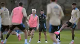 Pelatih Argentina, Lionel Scaloni (tengah) memimpin latihan Timnas Argentina menjelang laga kualifikasi Piala Dunia 2026 zona CONMEBOL melawan Chile di Ezeiza, Buenos Aires, Selasa (03/09/2024). (AFP/Juan Mabromata)