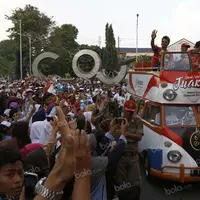 Peraih emas bulutangkis Olimpiade Rio 2016, Tontowi Ahmad dan Liliyana Natsir, disambut warga Kudus saat kirab melewati jalan-jalan utama kota Kudus, Kamis (1/9/2016). (Bola.com/Arief Bagus)