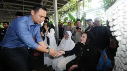 Agus Harimurti Yudhoyono menyalami kerabat alm AM Fatwa saat melayat di rumah duka di kawasan Pejaten, Jakarta, Kamis (14/12). AM Fatwa wafat pada usia 78 tahun di Jakarta. (Liputan6.com/Helmi Fithriansyah)
