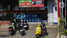 Aktivitas juru parkir liar memindahkan atau memarkirkan kendaraan warga di salah satu minimarket di Jakarta, Senin (5/5/2025). (Liputan6.com/Angga Yuniar)