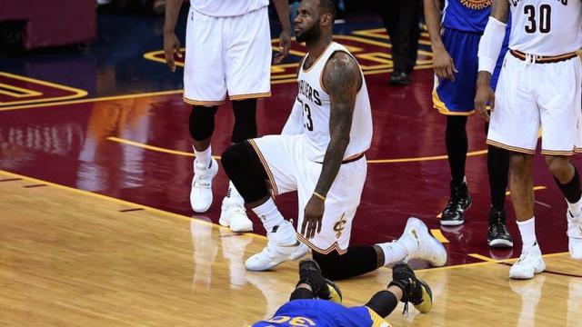 LeBron James (putih)