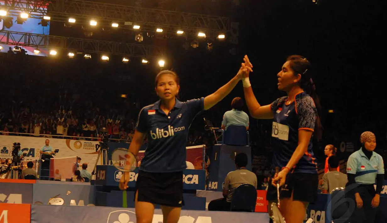 Greysia Polii/Nitya Krishinda mengalahkan ganda putri Singapura Fu Mingtian/Neo Yu Yan Vanessa, Jakarta, (18/6/14). (Liputan6.com/Miftahul Hayat)