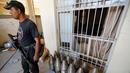 Seorang anggota pasukan kontraterorisme Irak berjaga di bangunan yang digunakan sebagai pabrik senjata militan ISIS yang berhasil ditemukan di Fallujah, Irak, Kamis (23/6). (REUTERS/Thaier Al-Sudani)