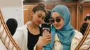 Sama-sama bersuara merdu, kakak beradik ini pun punya hubungan yang begitu dekat. Keduanya saling mendukung satu sama lain. Ternyata kemampuan menyanyi mereka merupakan turunan dari sang ayah yang juga pernah mengikuti ajang Asia Bagus. Kini, Zilva berjuang menyusul sang adik untuk bisa mengepakkan sayapnya di industri musik Tanah Air. (Liputan6.com/IG/@zilvabachmid2)