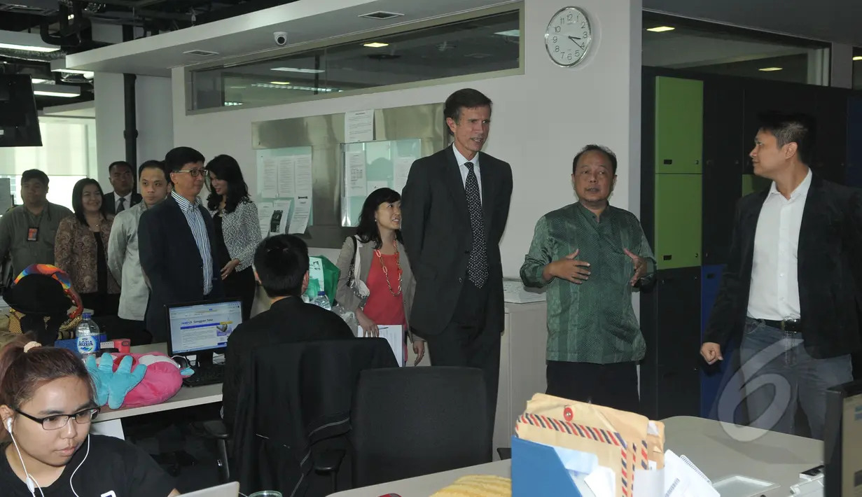 Duta Besar Amerika Serikat untuk Indonesia, Robert O. Blake, Jr. saat melakukan kunjungan ke kantor Liputan6.com, Jakarta, Rabu (6/5/2015). Kedatangan Blake sebagai bentuk dukungannya bagi industri kreatif Tanah Air. (Liputan6.com/Herman Zakharia)